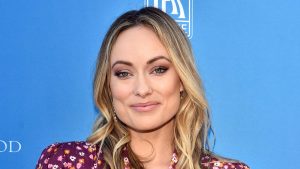 Olivia Wilde ‘blames’ Harry Styles after receiving legal papers on stage